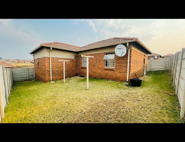 3 BEDROOM FREEHOLD FOR SALE IN THATCH HILL ESTATE